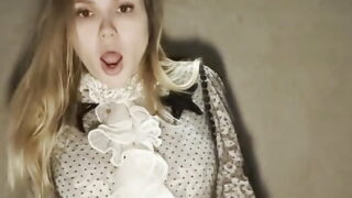 Una ragazza dalle tette enormi viene scopata nel culo fino a esplodere in un orgasmo