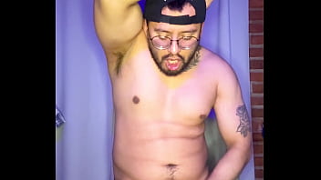 Chacal rebotando su vergota se hace una paja bien ruda y rica