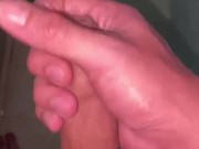 Me hago la paja en mi baño y me vengo todo