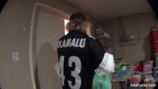 Película hardcore de la asiática Asa Akira siendo penetrada analmente.