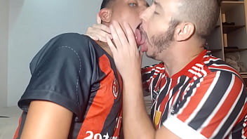 beijando e mamando o pau e sendo chupado gostoso por boca gulosa