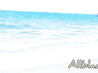 Surprise Fellatio At The Beach