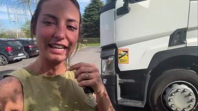 Lea Pam Se Doigte, Se Caresse Et Jouit Trois Fois Dans Cette Vid&eacute_o Solo Tourn&eacute_e Dans La Cabine De Ce Camion.