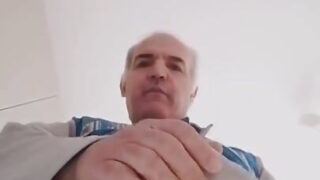 Un tătic european amator solo își mângâie pula păroasă masivă și se masturbează sălbatic