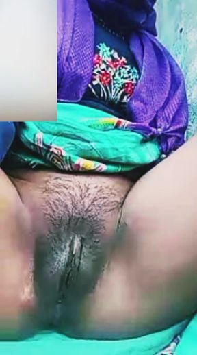Desi girlfriend showing hot young pussy