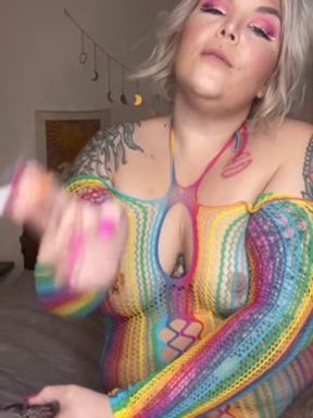 have a smoke with me and worship my plump tattooed body