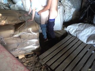 baise avec ma demi-soeur dans une ferme au bord de la route (presque attrapés)