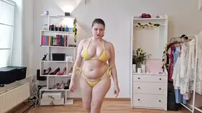 Shy curvy model loses bikini, runs in embarrassment