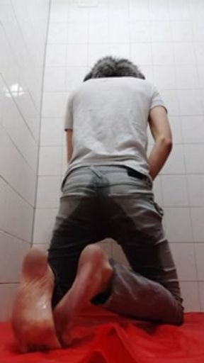 Wetting myself and playing with my piss