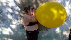 Busty Natalie and a huge balloon WMV