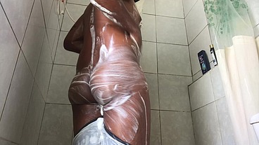 063 The big guy decides to show off in the bath