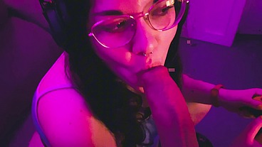me follo a mi compañera de piso gamer y me corro en sus pies