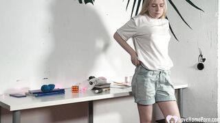 Blonde 19 year old cannot stop drilling herself on camera