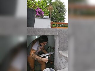 Trabalhando de shortinho curto mostrando a berada da bunda