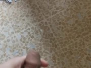 ragazzo sexy con un bel fisico e mutande a rete si masturba davanti allo specchio e geme