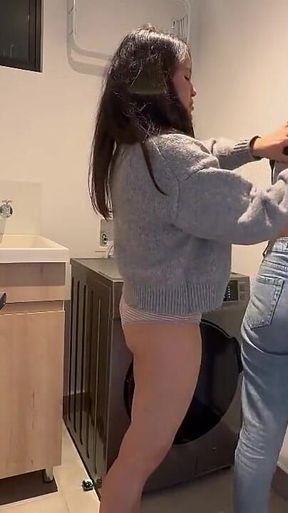 Mi Companera Del Trabajo Me Vuelve Lesbiana En El Cuarte De Ropas De Sus Casa