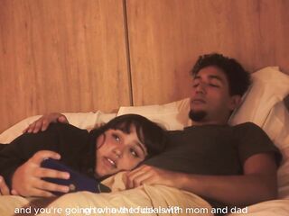 Me acuesto con mi hermanastro a mirar una peli pero las cosas se ponen raras y el se calienta mucho