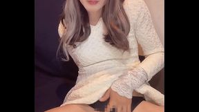 ワンピースを着た女装が静かにオナニーする動画