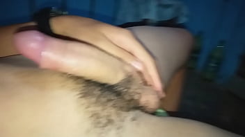 Muleque de 18 anos batendo punheta