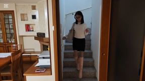 Oggi Miss Annika e molto felice perché Mister Dark gli ha regalato un paio di stivali con i tacchi alti Scendendo le scale della casa del dottore si ammira affascinata tanto che viene quasi sgridata. Comincia ad agitarsi correre e mentre corre ecco!