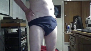 Close-up webcambeeld van een aantrekkelijke amateur twink die solo masturbeert met een grote dildo.