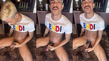 dotadao batendo uma punheta bem gostosa
