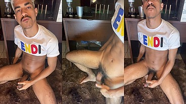 dotadao batendo uma punheta bem gostosa