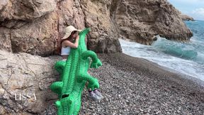 Relaxing Sound of Waves with Crocodile Bouncing and Inflating