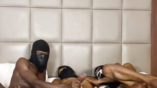 Caldo trio senza preservativo con giovani stalloni che succhiano cazzi e lo prendono a sangue