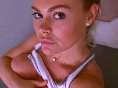 Big boob brunette masturbates on webcam