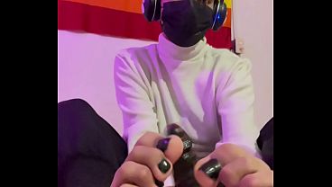 Los pies de Luminita tan bonitos haciendo un footjob a un dildo :3