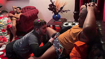 QUATRO AMIGOS FAZENDO SACANAGEM NA SALA, BOQUETE, CUNETE E MUITO MAIS