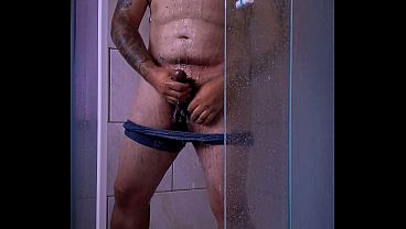 Casado punhetando no banho