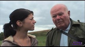 Un anziano signore vede una giovane ragazza in difficolt&agrave_ con la sua auto