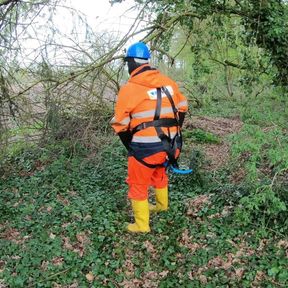 Quick pawing off in waterproof workgear