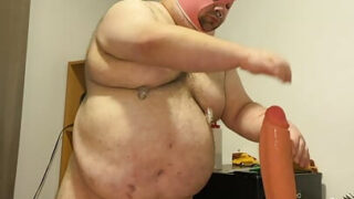 Hardcore-Solo-Girl-Film mit kanadischen molligen Schwulen, die mit einem Dildo anal gefickt werden