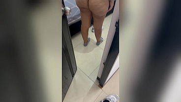 MI CUÑADA ME PROVOCA DEJANDO LA PUERTA ABIERTA MIENTRAS SE CAMBIA, ME ANIMO A ENTRAR Y ME RECIBE COMO TODA UNA PUTITA