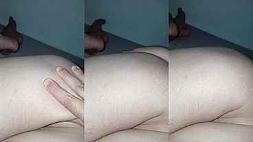 Deitada na cama me divertindo