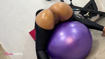 Transando na bola de pilates com o professor da academia - Raissa Conte