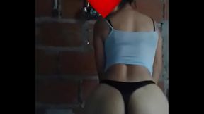 Pendeja argentina moviendo el culo
