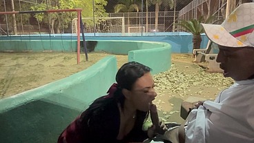 Preta saiu brava de casa e foi pra rua quando a encontrei estava no parquinho dei um jeito de fase as pazes por ali mesmo