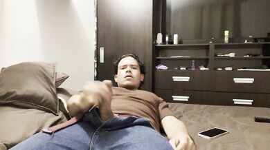 MASTURBACIÓN EN NOCHE BUENA - ESTEBAN LATINO