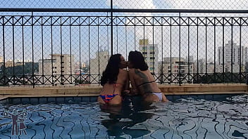 Minha amiga largou o boy lixo e para se vingar fodemos em p&uacute_blico na piscina do pr&eacute_dio