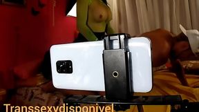 Deliciosa travesty dotada  levando pica no cuzinho de garot&atilde_o chupeteiro tomado de leite