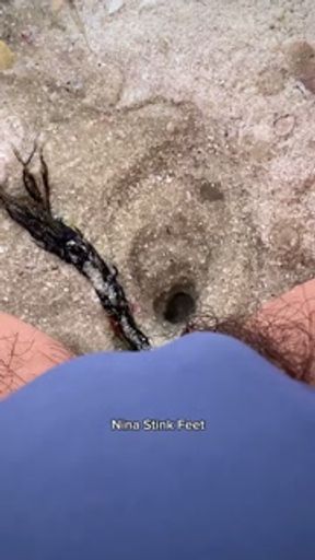 Pissing Hidden at the Beach! Girl pissing in Public
