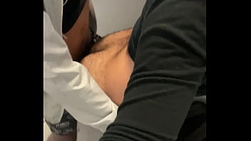 Sexo excitante entre motoboys bem dotados no banheiro do shopping.