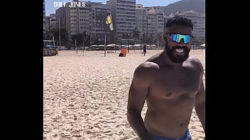 Moreno tatuado muda seu corpo para fazer sucesso no xvideos no rio de janeiro, Copacabana no show da lady gaga ele fez sucesso.