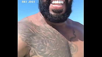 Moreno tatuado muda seu corpo para fazer sucesso no xvideos no rio de janeiro, Copacabana no show da lady gaga ele fez sucesso.