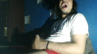 나이 든 아마추어 남자들이 엄청나게 큰 성기를 자위한 후 서로 콘돔 없이 섹스를 한다