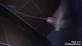 Colombiano se pajea en el ba&ntilde_o COMENTEN PARA SUBIR MAS DE MIS VIDEOS
